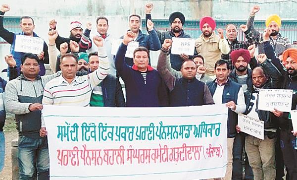 demonstrations by workers on demand for pension restoration