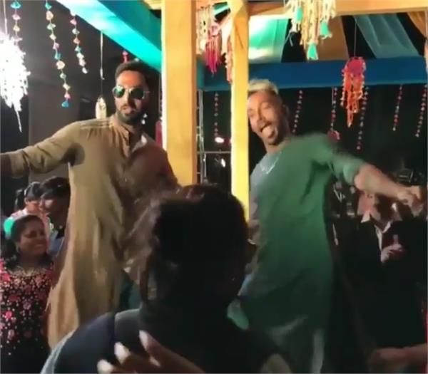 when pandya brothers hit fours  sixes on the stage