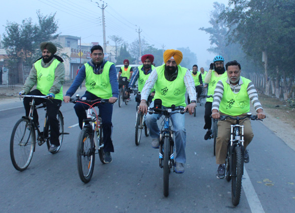 ਲੋਕਾਂ ਨੂੰ ਸਿਹਤਮੰਦ ਸਮਾਜ ਦਾ ਸੱਦਾ ਦੇਣ ਲਈ ਕੱਢੀ ਸਾਈਕਲ ਰੈਲੀ