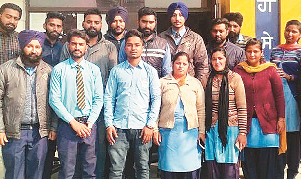 ਸੇਵਾ ਕੇਂਦਰ ਦੇ ਮੁਲਾਜ਼ਮਾਂ ਤਨਖਾਹਾਂ ਨਾ ਮਿਲਣ ''ਤੇ ਕੰਮ ਕੀਤਾ ਠੱਪ