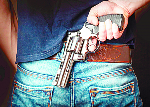 ਲਾਇਸੈਂਸੀ ਰਿਵਾਲਵਰ ਰੱਖਣ ਦੇ ਸ਼ੌਕੀਨਾਂ ਦੀਆਂ ਵਧੀਆਂ ਮੁਸ਼ਕਲਾਂ ਐੱਫ. ਆਈ. ਆਰ. ਦਰਜ ਹੁੰਦੇ ਹੀ ਹੋਵੇਗਾ ਲਾਇਸੈਂਸ ਰੱਦ