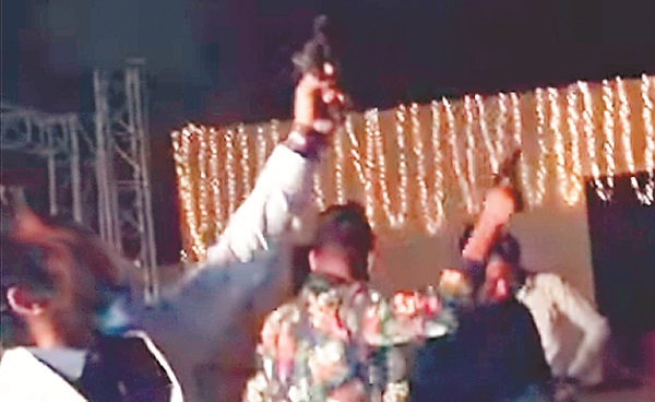 ਸ਼ਰਾਬੀ ਬਰਾਤੀਆਂ ਵਲੋਂ ਲਾਇਸੰਸੀ ਹਥਿਆਰਾਂ ਨਾਲ ਫਾਇਰਿੰਗ ਕਰਨ ਦਾ ਦੌਰ ਹੋਇਆ ਸ਼ੁਰੂ