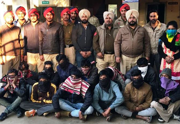 ਸ਼ਰਾਬ ਸਮੱਗਲਰ ਗੈਂਗ ਦਾ ਪਰਦਾਫਾਸ਼, ਜੋੜੇ ਸਮੇਤ 13 ਗ੍ਰਿਫਤਾਰ