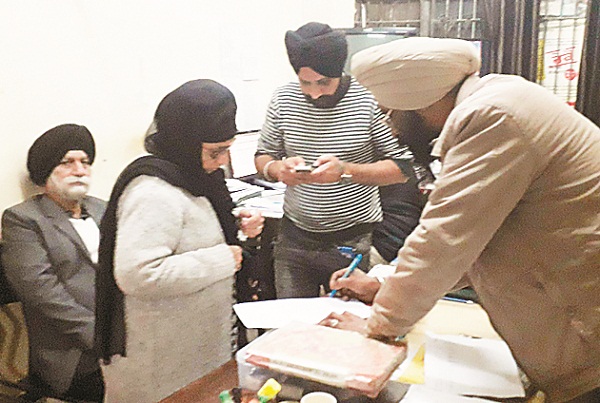 ਐੱਨ. ਆਰ. ਆਈ. ਔਰਤ ਤੋਂ ਪਰਸ ਖੋਹ ਕੇ ਫਰਾਰ