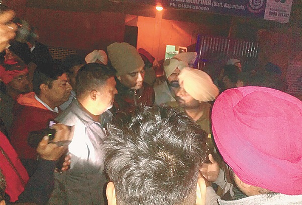 ਮਾਨਾਂਵਾਲੀ ਵਾਸੀਆਂ ਨੇ ਕੀਤਾ ਪੁਲਸ ਥਾਣਾ ਸਤਨਾਮਪੁਰਾ ਦਾ ਘੇਰਾਓ