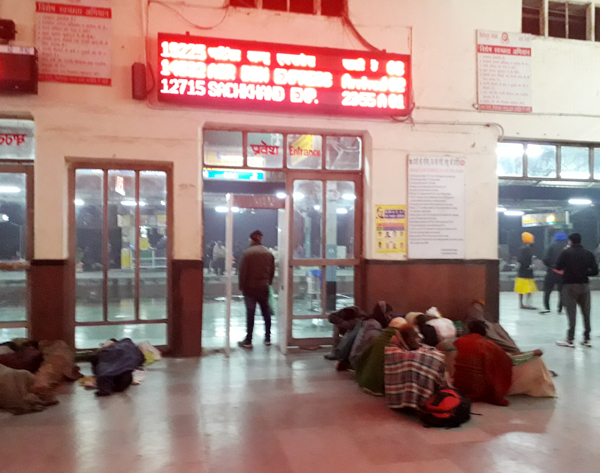 ਰੇਲਵੇ ਸਟੇਸ਼ਨ ਦੇ ਮੇਨ ਗੇਟਾਂ ''ਤੇ ਰਾਤ ਵੇਲੇ ਪੁਲਸ ਕਰਮਚਾਰੀ ਰਹਿੰਦੇ ਹਨ ਗਾਇਬ