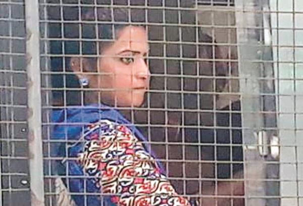 the prisoner tambi scent after breaking the van  s glass