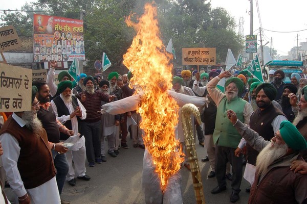 ਨਰਿੰਦਰ ਮੋਦੀ ਦਾ ਕਚਹਿਰੀ ਚੌਕ ''ਚ ਪੁਤਲਾ ਸਾੜ ਕੇ ਕੀਤਾ ਰੋਸ ਪ੍ਰਦਰਸ਼ਨ