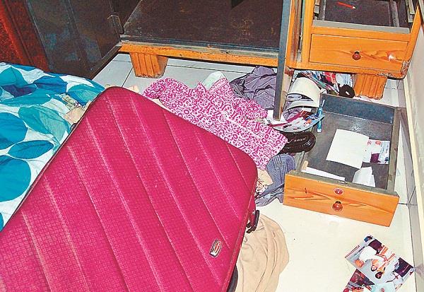 quantities  foreign currency  gold ornaments