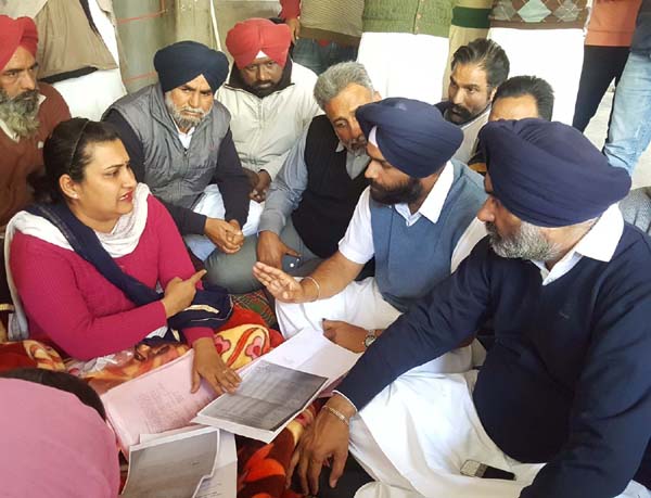 ਆਦਰਸ਼ ਸਕੂਲ ਐਕਸ਼ਨ ਕਮੇਟੀ ਨੇ ਫੂਕਿਆ ਪ੍ਰਸ਼ਾਸਨ ਦਾ ਪੁਤਲਾ