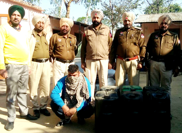 ਭਾਰੀ ਮਾਤਰਾ ''ਚ ਸ਼ਰਾਬ ਸਣੇ 1 ਦਬੋਚਿਆ, 1 ਫਰਾਰ