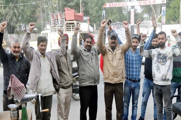 a small truck collided with a truck in simla chowk