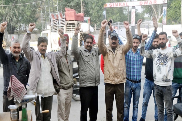 ਸਿੰਬਲ ਚੌਕ ਵਿਚ ਕਾਰ-ਟਰੱਕ ਦੀ ਮਾਮੂਲੀ ਟੱਕਰ ਨਾਲ ਲੱਗਾ ਜਾਮ