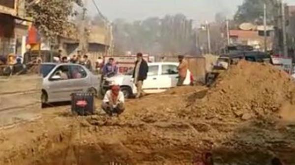 due to the flyovers being formed on tarn taran road  jam