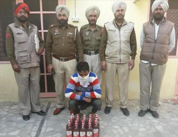 24 ਬੋਤਲਾਂ ਨਾਜਾਇਜ਼ ਸ਼ਰਾਬ ਸਮੇਤ ਗ੍ਰਿਫਤਾਰ
