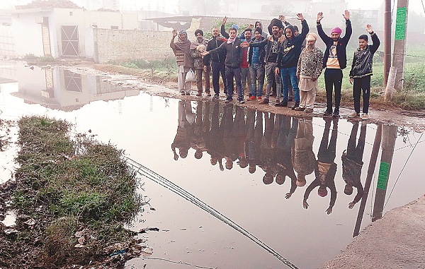 ਵਰਿਆਣਾ ਦੇ ਲੋਕਾਂ ਪੰਚਾਇਤ ਖਿਲਾਫ ਕੀਤਾ ਰੋਸ ਪ੍ਰਦਰਸ਼ਨ