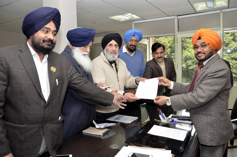 ਰਾਜ ਚੋਣ ਕਮਿਸ਼ਨਰ ਮੱਲਾਂਵਾਲਾ ਅਤੇ ਮੱਖੂ ਦੇ ਐੱਸ. ਐੱਚ. ਓਜ਼ ਨੂੰ ਤੁਰੰਤ ਹਟਾਉਣ : ਅਕਾਲੀ-ਭਾਜਪਾ