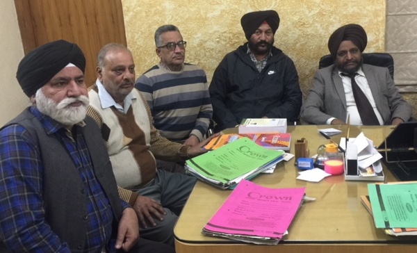 ਅੰਮ੍ਰਿਤਸਰ ਕਰਿਆਨਾ ਐਸੋਸੀਏਸ਼ਨ ਦਾ ਵਫਦ ਜ਼ਿਲਾ ਸਿਹਤ ਅਫਸਰ ਨੂੰ ਮਿਲਿਆ