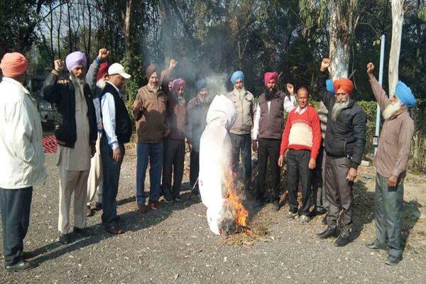 electricity employees protest against powercom management