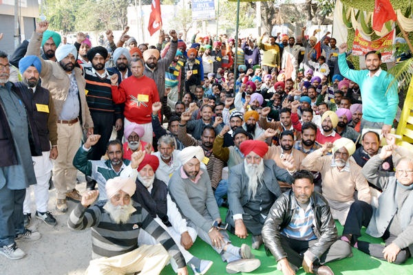 ਨੌਕਰੀ ਤੋਂ ਕੱਢੇ ਵਰਕਰਾਂ ਦੀ ਬਹਾਲੀ ਲਈ ਮੁਲਾਜ਼ਮਾਂ ਵੱਲੋਂ ਰੋਸ ਰੈਲੀ