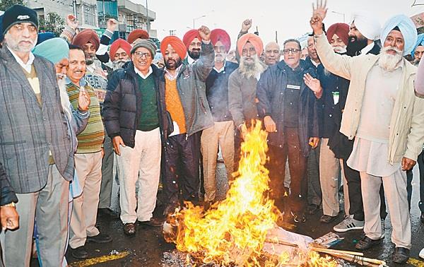 the chief minister  s effigy has been blown up by the pensioners