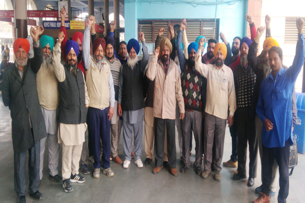 ਡਰਾਈਵਰ ਨਾਲ ਕੁੱਟਮਾਰ ਕਰਨ ''ਤੇ ਰੋਸ ਪ੍ਰਦਰਸ਼ਨ