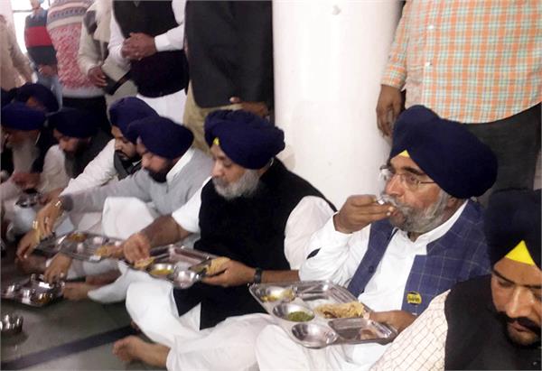 sukhbir badal in gurudwara