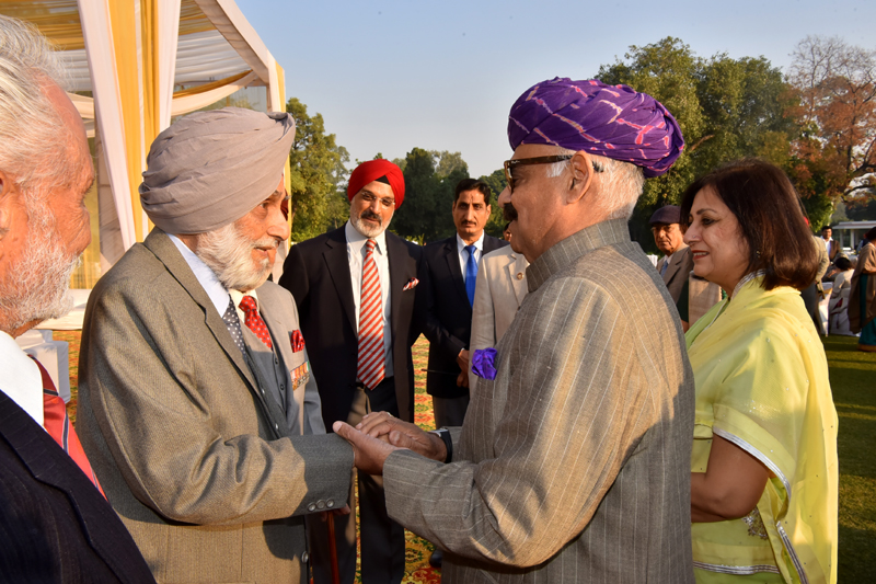 ਰਾਜਪਾਲ ਬਦਨੌਰ ਐਟ ਹੋਮ ''ਤੇ ਮਿਲੇ ਫੌਜੀ ਜਰਨੈਲਾਂ ਨੂੰ
