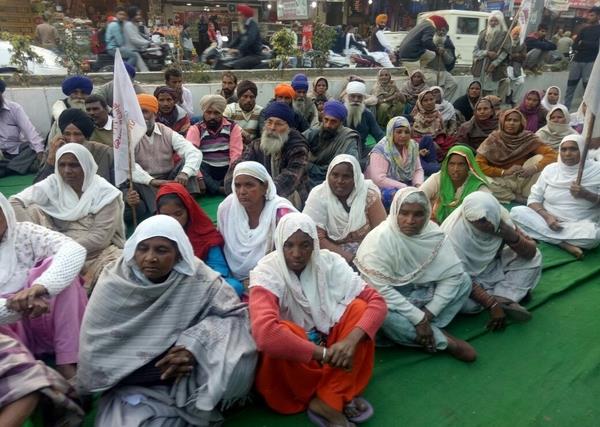 dharna of village kadagil residents before police station