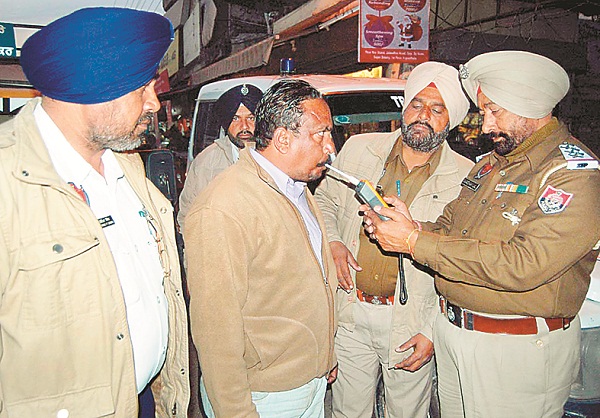ਸ਼ਰਾਬ ਪੀ ਕੇ ਵਾਹਨ ਚਲਾਉਣ ਵਾਲੇ 5 ਡਰਾਈਵਰਾਂ ਦੇ ਕੱਟੇ ਚਲਾਨ