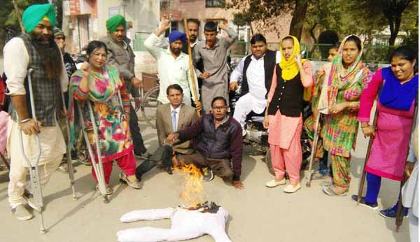ਅੰਗਹੀਣਾਂ ਕੀਤਾ ਪੰਜਾਬ ਸਰਕਾਰ ਦਾ ਅਰਥੀ ਫੂਕ ਪ੍ਰਦਰਸ਼ਨ