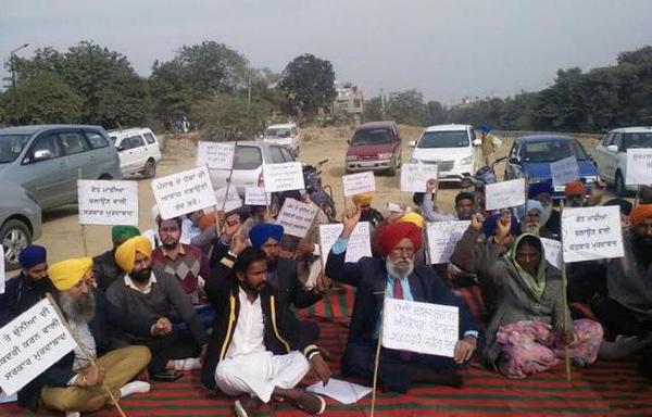 ਰੋਹੀ ਦੀ ਸਮੱਸਿਆ ਦੇ ਹੱਲ ਲਈ ''ਆਪ'' ਵਲੰਟੀਅਰਾਂ ਦਿੱਤਾ ਧਰਨਾ