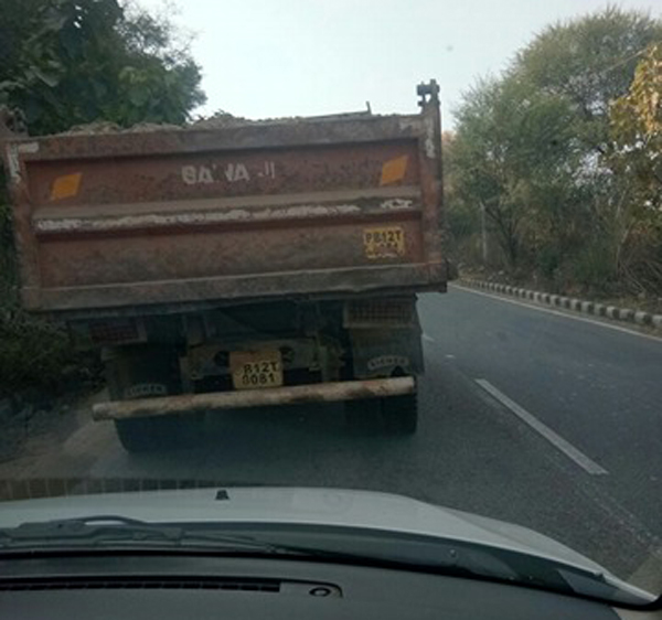 ਨਾਜਾਇਜ਼ ਮਾਈਨਿੰਗ ; ਸਰਪੰਚ ਦੇ ਟਰੱਕ ''ਤੇ ਲਿਆਂਦੀ ਜਾ ਰਹੀ ਹੈ ਰੇਤਾ