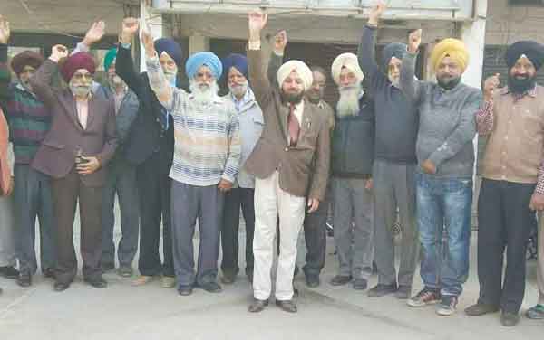 ਪੈਨਸ਼ਨਰਜ਼ ਐਸੋਸੀਏਸ਼ਨ ਵੱਲੋਂ ਸਰਕਾਰ ਵਿਰੁੱਧ ਨਾਅਰੇਬਾਜ਼ੀ