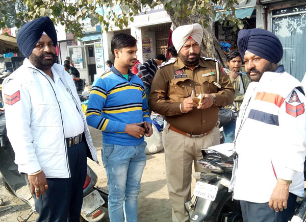 ਮੂੰਹ ਢੱਕ ਕੇ ਵਾਹਨ ਚਲਾਉਣ ਵਾਲਿਆਂ ਦੇ ਕੱਟੇ ਚਲਾਨ