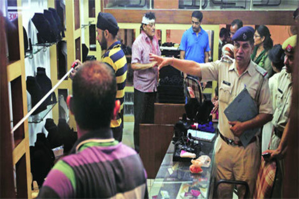 ਦੁਕਾਨ ''ਚੋਂ ਸੋਨੇ ਦੀ ਚੇਨ ਚੁੱਕ ਕੇ ਭੱਜ ਰਹੀ ਔਰਤ ਨੂੰ ਕੀਤਾ ਜਿਊਲਰ ਨੇ ਕਾਬੂ