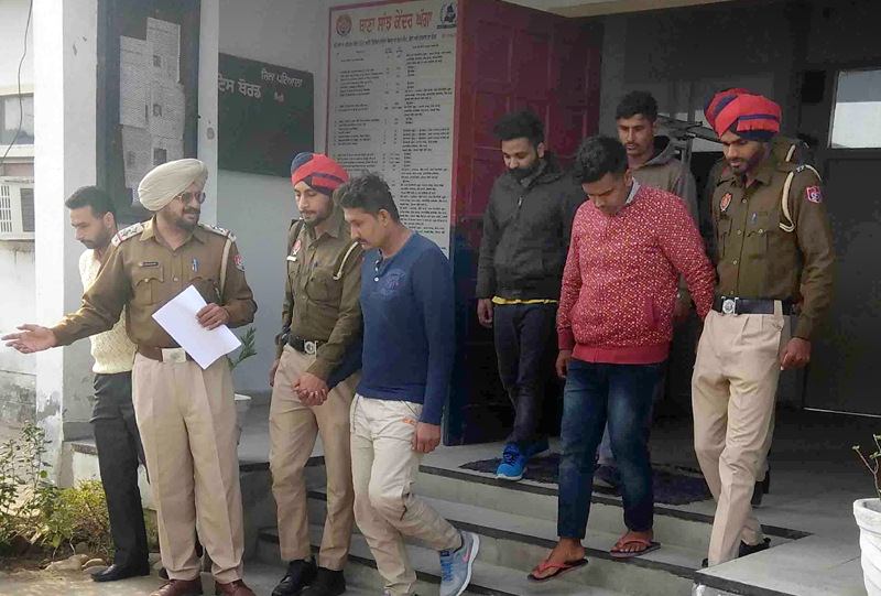 ਬਾਰਾਂ ਬੋਰ ਦੀਆਂ 2 ਰਾਈਫਲਾਂ ਤੇ 9 ਕਾਰਤੂਸਾਂ ਸਮੇਤ 4 ਕਾਬੂ