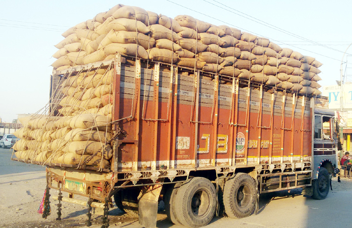 ਟ੍ਰੈਫਿਕ ਨਿਯਮਾਂ ਦੀਆਂ ਉਡਾਈਆਂ ਜਾ ਰਹੀਆਂ ਨੇ ਸ਼ਰੇਆਮ ਧੱਜੀਆਂ