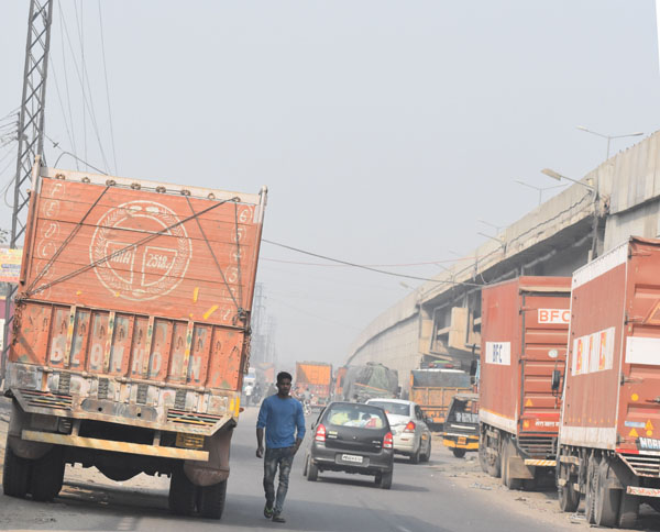 ਦਰਦਨਾਕ ਹਾਦਸਿਆਂ ਦਾ ਕਾਰਨ ਬਣਦੇ ਨੇ ਸੜਕਾਂ ਦੇ ਕਿਨਾਰੇ ਖੜ੍ਹੇ ਟਰੱਕ-ਟਰਾਲੇ