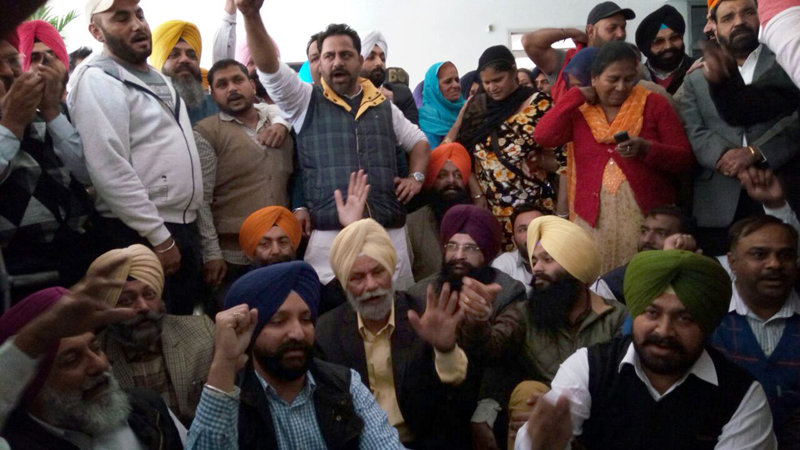 ਅਕਾਲੀ, ਭਾਜਪਾ ਤੇ ''ਆਪ'' ਆਗੂਆਂ ਨੇ ਘੇਰਿਆ ਡੀ. ਸੀ. ਦਫ਼ਤਰ