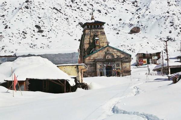 rebuilding work in kedarnath between snowfall