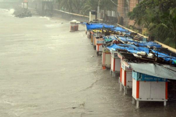 due to   oki    the rain broke out in mumbai in 50 year record