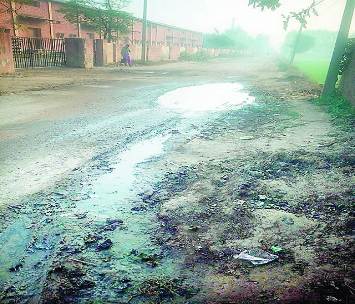 ਨਾਲੀਆਂ ਨਾ ਹੋਣ ਕਾਰਨ ਲੋਕਾਂ ਨੇ ਘਰਾਂ ਅੱਗੇ ਪੁੱਟੇ ਟੋਏ, ਖਸਤਾਹਾਲ ਸੜਕ ਤੋਂ ਲੋਕ ਪ੍ਰੇਸ਼ਾਨ