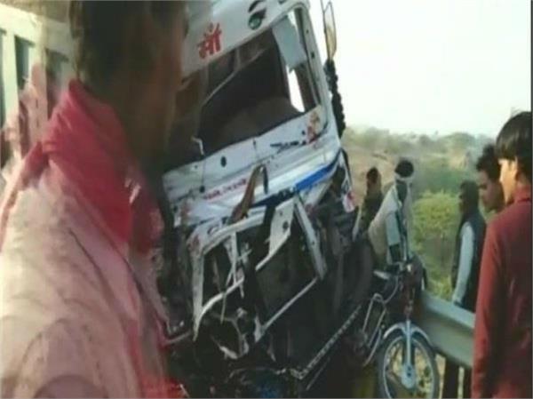 2 trucks  terrible collision