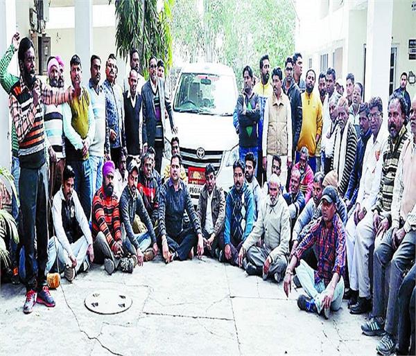 sloganeering by protesting against commissioner