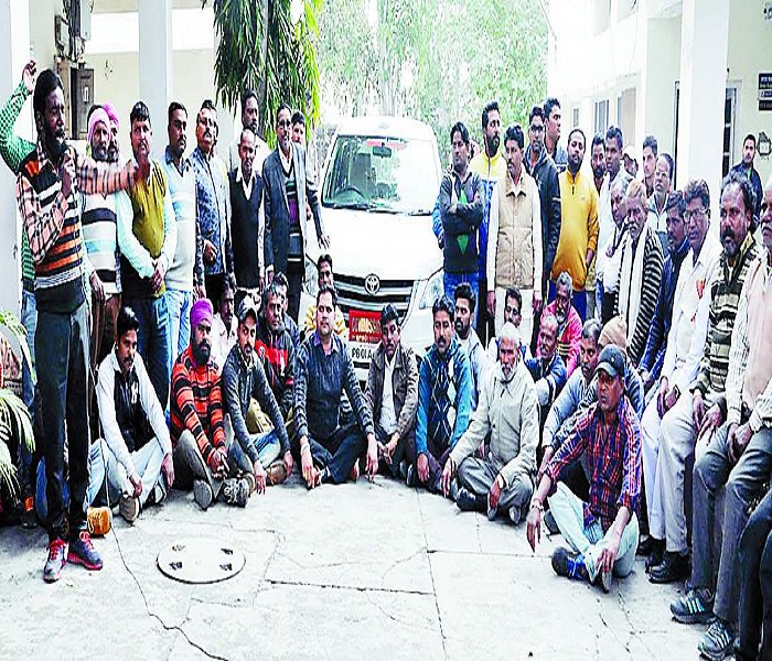 ਸਫਾਈ ਮੁਲਾਜ਼ਮਾਂ, ਮਾਲੀਆਂ, ਬੇਲਦਾਰਾਂ ਨੇ ਕਮਿਸ਼ਨਰ ਖਿਲਾਫ ਧਰਨਾ ਦੇ ਕੇ ਕੀਤੀ ਨਾਅਰੇਬਾਜ਼ੀ