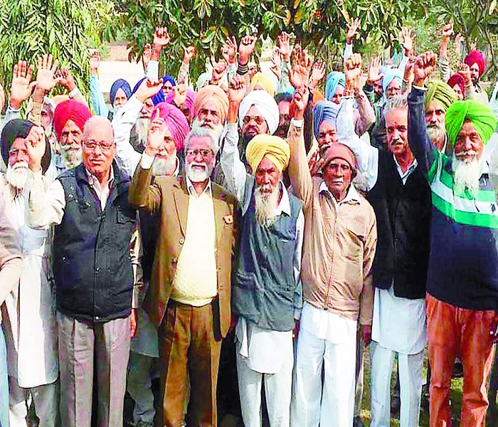 ਪੈਨਸ਼ਨ ਨਾ ਮਿਲਣ ਦੇ ਰੋਸ ਵਜੋਂ ਮੁਲਾਜ਼ਮਾਂ ਨੇ ਦਿੱਤਾ ਧਰਨਾ