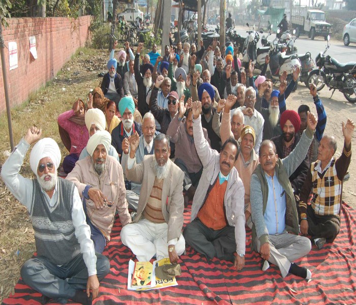 ਪੈਨਸ਼ਨਰਾਂ ਤੇ ਫੈਮਲੀ ਪੈਨਸ਼ਨਰਾਂ ਵੱਲੋਂ ਸਰਕਲ ਦਫਤਰ ਅੱਗੇ ਰੋਸ ਧਰਨਾ
