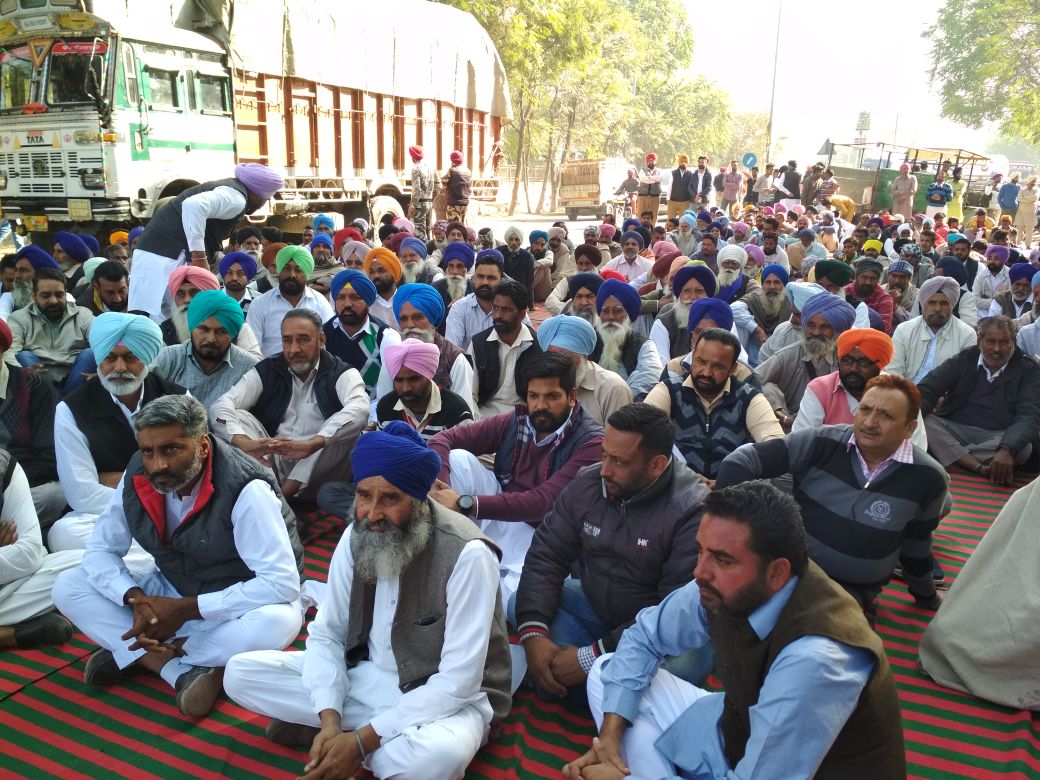 ਸ਼੍ਰੋਮਣੀ ਅਕਾਲੀ ਦਲ ਦੇ ਹਲਕਾ ਪ੍ਰਧਾਨ ਖਿਲਾਫ ਦਰਜ ਮਾਮਲੇ ਦੇ ਵਿਰੋਧ ''ਚ ਅਕਾਲੀ ਵਰਕਰਾਂ ਨੇ ਥਾਣੇ ਅੱਗੇ ਦਿੱਤਾ ਧਰਨਾ