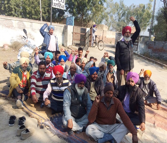 ਬਠਿੰਡਾ ਥਰਮਲ ਬੰਦ ਕਰਨ ਦੇ ਵਿਰੋਧ ''ਚ ਸਾਦਿਕ ਵਿਖੇ ਬਿਜਲੀ ਕਰਮਚਾਰੀਆਂ ਨੇ ਕੀਤੀ ਨਾਅਰੇਬਾਜ਼ੀ